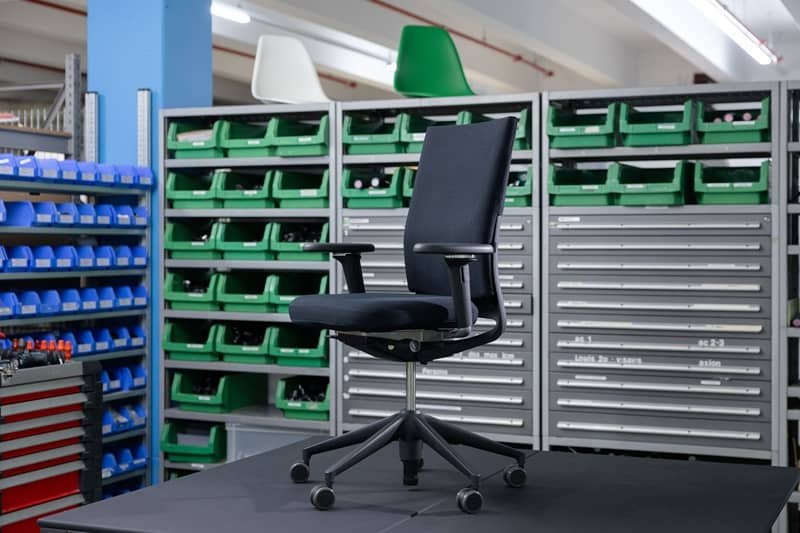 Ein gebrauchter B&uuml;rodrehstuhl, der professionell aufgefrischt wurde, steht in einer sauberen Werkstatt